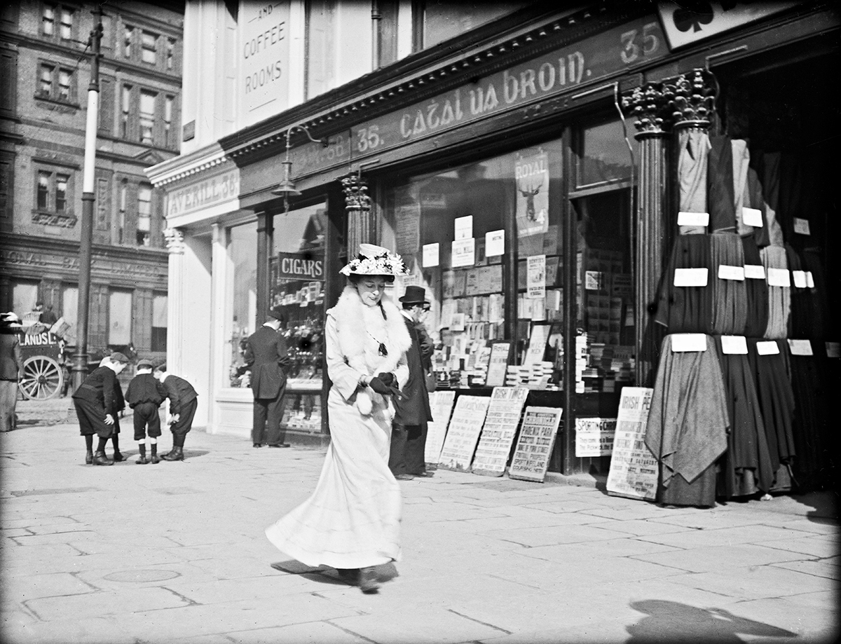 JJ Clarke photographed the fashionable street life of Dublin